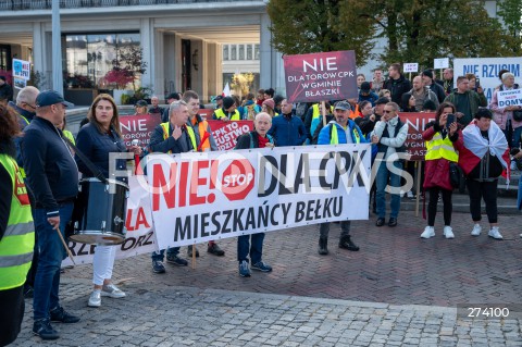  01.10.2022 WARSZAWA<br />
PROTEST PRZECIWKO BUDOWIE CENTRALNEGO PORTU KOMUNIKACYJNEGO<br />
N/Z UCZESTNICY MARSZU PLAKAT<br />
FOT. MARCIN BANASZKIEWICZ/FOTONEWS  