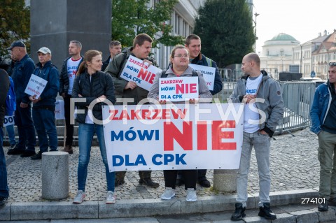  01.10.2022 WARSZAWA<br />
PROTEST PRZECIWKO BUDOWIE CENTRALNEGO PORTU KOMUNIKACYJNEGO<br />
N/Z UCZESTNICY MARSZU PLAKAT<br />
FOT. MARCIN BANASZKIEWICZ/FOTONEWS  