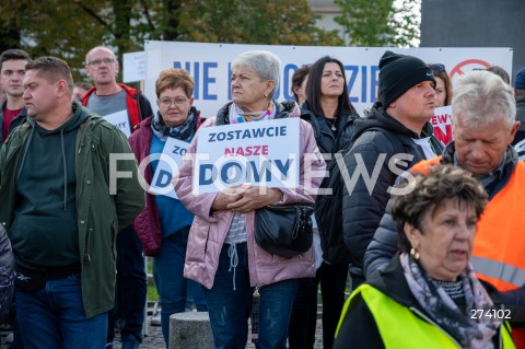  01.10.2022 WARSZAWA<br />
PROTEST PRZECIWKO BUDOWIE CENTRALNEGO PORTU KOMUNIKACYJNEGO<br />
N/Z UCZESTNICY MARSZU PLAKAT<br />
FOT. MARCIN BANASZKIEWICZ/FOTONEWS  