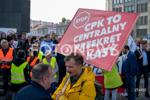  01.10.2022 WARSZAWA<br />
PROTEST PRZECIWKO BUDOWIE CENTRALNEGO PORTU KOMUNIKACYJNEGO<br />
N/Z UCZESTNICY MARSZU PLAKAT<br />
FOT. MARCIN BANASZKIEWICZ/FOTONEWS  