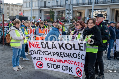  01.10.2022 WARSZAWA<br />
PROTEST PRZECIWKO BUDOWIE CENTRALNEGO PORTU KOMUNIKACYJNEGO<br />
N/Z UCZESTNICY MARSZU PLAKAT<br />
FOT. MARCIN BANASZKIEWICZ/FOTONEWS  