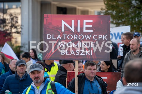  01.10.2022 WARSZAWA<br />
PROTEST PRZECIWKO BUDOWIE CENTRALNEGO PORTU KOMUNIKACYJNEGO<br />
N/Z UCZESTNICY MARSZU PLAKAT<br />
FOT. MARCIN BANASZKIEWICZ/FOTONEWS  