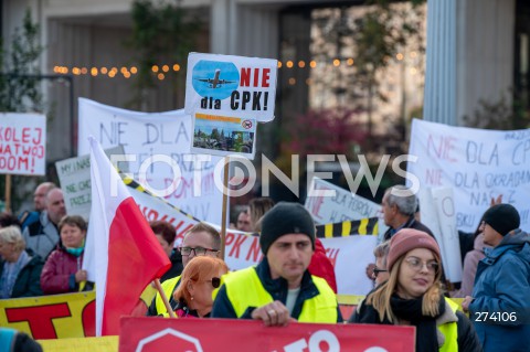  01.10.2022 WARSZAWA<br />
PROTEST PRZECIWKO BUDOWIE CENTRALNEGO PORTU KOMUNIKACYJNEGO<br />
N/Z UCZESTNICY MARSZU PLAKAT<br />
FOT. MARCIN BANASZKIEWICZ/FOTONEWS  