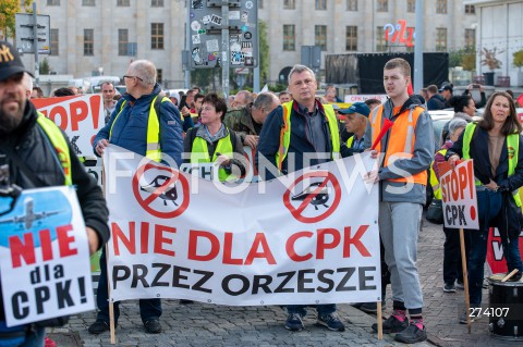  01.10.2022 WARSZAWA<br />
PROTEST PRZECIWKO BUDOWIE CENTRALNEGO PORTU KOMUNIKACYJNEGO<br />
N/Z UCZESTNICY MARSZU PLAKAT<br />
FOT. MARCIN BANASZKIEWICZ/FOTONEWS  