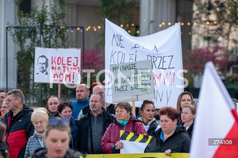  01.10.2022 WARSZAWA<br />
PROTEST PRZECIWKO BUDOWIE CENTRALNEGO PORTU KOMUNIKACYJNEGO<br />
N/Z UCZESTNICY MARSZU PLAKAT<br />
FOT. MARCIN BANASZKIEWICZ/FOTONEWS  