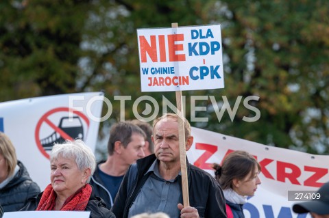  01.10.2022 WARSZAWA<br />
PROTEST PRZECIWKO BUDOWIE CENTRALNEGO PORTU KOMUNIKACYJNEGO<br />
N/Z UCZESTNICY MARSZU PLAKAT<br />
FOT. MARCIN BANASZKIEWICZ/FOTONEWS  