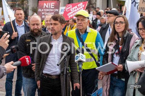  01.10.2022 WARSZAWA<br />
PROTEST PRZECIWKO BUDOWIE CENTRALNEGO PORTU KOMUNIKACYJNEGO<br />
N/Z MICHAL KOLODZIEJCZAK KARINA KOZLOWSKA<br />
FOT. MARCIN BANASZKIEWICZ/FOTONEWS  