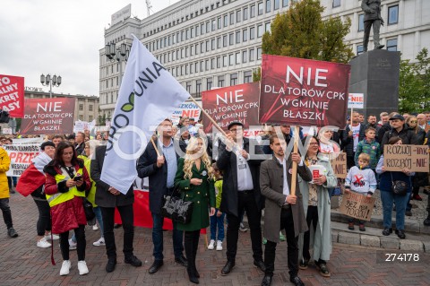  01.10.2022 WARSZAWA<br />
PROTEST PRZECIWKO BUDOWIE CENTRALNEGO PORTU KOMUNIKACYJNEGO<br />
N/Z MICHAL KOLODZIEJCZAK KARINA KOZLOWSKA<br />
FOT. MARCIN BANASZKIEWICZ/FOTONEWS  