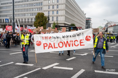  01.10.2022 WARSZAWA<br />
PROTEST PRZECIWKO BUDOWIE CENTRALNEGO PORTU KOMUNIKACYJNEGO<br />
N/Z UCZESTNICY PROTESTU<br />
FOT. MARCIN BANASZKIEWICZ/FOTONEWS  