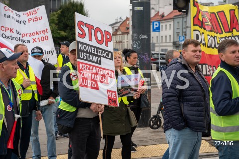  01.10.2022 WARSZAWA<br />
PROTEST PRZECIWKO BUDOWIE CENTRALNEGO PORTU KOMUNIKACYJNEGO<br />
N/Z UCZESTNICY PROTESTU<br />
FOT. MARCIN BANASZKIEWICZ/FOTONEWS  