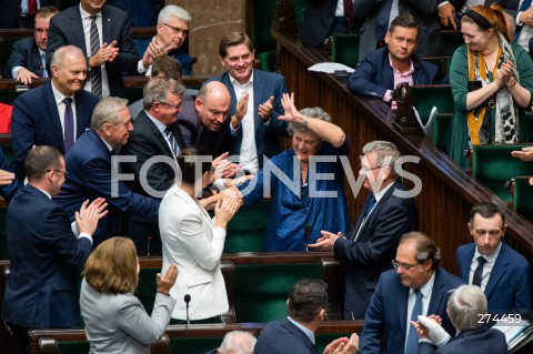  07.10.2022 WARSZAWA SEJM <br />
POSIEDZENIE SEJMU <br />
N/Z GABRIELA MASLOWSKA GRATULACJE POSLOWIE PIS WYBOR CZLONKOW DO RADY POLITYKI PIENIEZNEJ <br />
FOT. MARCIN BANASZKIEWICZ/FOTONEWS 