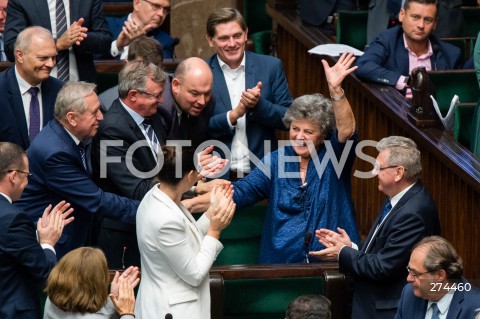  07.10.2022 WARSZAWA SEJM <br />
POSIEDZENIE SEJMU <br />
N/Z GABRIELA MASLOWSKA GRATULACJE POSLOWIE PIS WYBOR CZLONKOW DO RADY POLITYKI PIENIEZNEJ <br />
FOT. MARCIN BANASZKIEWICZ/FOTONEWS 