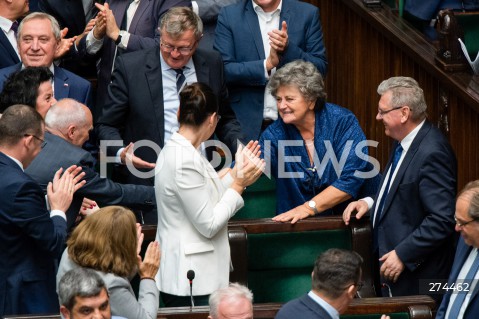  07.10.2022 WARSZAWA SEJM <br />
POSIEDZENIE SEJMU <br />
N/Z GABRIELA MASLOWSKA GRATULACJE POSLOWIE PIS WYBOR CZLONKOW DO RADY POLITYKI PIENIEZNEJ <br />
FOT. MARCIN BANASZKIEWICZ/FOTONEWS 