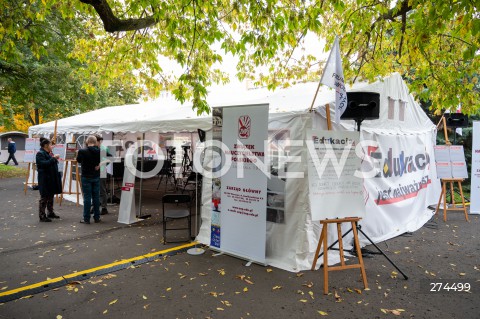  07.10.2022 WARSZAWA<br />
MIASTECZKO EDUKACYJNE<br />
PROTEST ZWIAZKU NAUCZYCIELSTWA POLSKIEGO<br />
N/Z MIASTECZKO EDUKACYJNE ZNP<br />
FOT. MARCIN BANASZKIEWICZ/FOTONEWS  