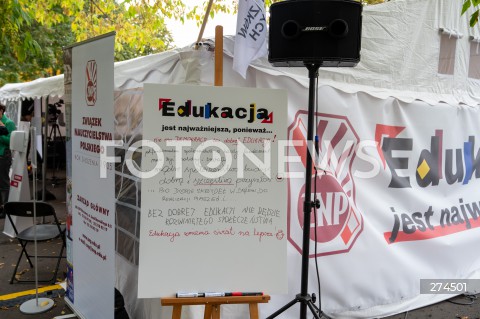  07.10.2022 WARSZAWA<br />
MIASTECZKO EDUKACYJNE<br />
PROTEST ZWIAZKU NAUCZYCIELSTWA POLSKIEGO<br />
N/Z MIASTECZKO EDUKACYJNE ZNP<br />
FOT. MARCIN BANASZKIEWICZ/FOTONEWS  