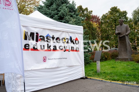  07.10.2022 WARSZAWA<br />
MIASTECZKO EDUKACYJNE<br />
PROTEST ZWIAZKU NAUCZYCIELSTWA POLSKIEGO<br />
N/Z MIASTECZKO EDUKACYJNE ZNP<br />
FOT. MARCIN BANASZKIEWICZ/FOTONEWS  