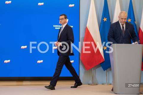  11.10.2022 WARSZAWA KPRM<br />
KONFERENCJA PRASOWA PREZESA RADY MINISTROW MATEUSZA MORAWIECKIEGO<br />
N/Z PREMIER MATEUSZ MORAWIECKI JACEK SASIN<br />
FOT. MARCIN BANASZKIEWICZ/FOTONEWS 