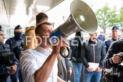  15.10.2022 WARSZAWA<br />
KONWENCJA SOLIDARNEJ POLSKI<br />
TANSZA ENERGIA DLA POLAKOW<br />
N/Z MICHAL KOLODZIEJCZAK PROTEST PRZED WEJSCIEM<br />
FOT. MARCIN BANASZKIEWICZ/FOTONEWS  