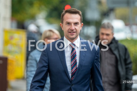  22.10.2022 WARSZAWA<br />
KONWENCJA PARTII INICJATYWA POLSKA<br />
OPIEKUNCZA POLSKA<br />
N/Z ADAM SZLAPKA<br />
FOT. MARCIN BANASZKIEWICZ/FOTONEWS 