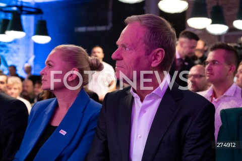  22.10.2022 WARSZAWA<br />
KONWENCJA PARTII INICJATYWA POLSKA<br />
OPIEKUNCZA POLSKA<br />
N/Z BARBARA NOWACKA DONALD TUSK<br />
FOT. MARCIN BANASZKIEWICZ/FOTONEWS 