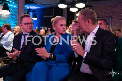  22.10.2022 WARSZAWA<br />
KONWENCJA PARTII INICJATYWA POLSKA<br />
OPIEKUNCZA POLSKA<br />
N/Z DARIUSZ JONSKI BARBARA NOWACKA DONALD TUSK<br />
FOT. MARCIN BANASZKIEWICZ/FOTONEWS 