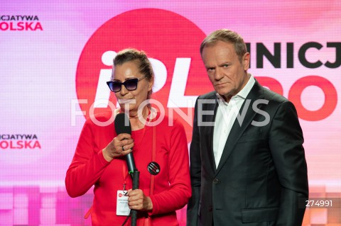  22.10.2022 WARSZAWA<br />
KONWENCJA PARTII INICJATYWA POLSKA<br />
OPIEKUNCZA POLSKA<br />
N/Z DOROTA HALABURDA DONALD TUSK<br />
FOT. MARCIN BANASZKIEWICZ/FOTONEWS 