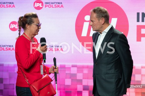  22.10.2022 WARSZAWA<br />
KONWENCJA PARTII INICJATYWA POLSKA<br />
OPIEKUNCZA POLSKA<br />
N/Z DOROTA HALABURDA DONALD TUSK<br />
FOT. MARCIN BANASZKIEWICZ/FOTONEWS 