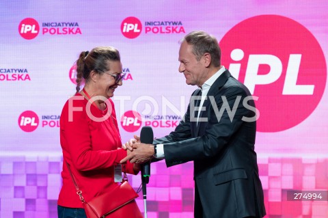  22.10.2022 WARSZAWA<br />
KONWENCJA PARTII INICJATYWA POLSKA<br />
OPIEKUNCZA POLSKA<br />
N/Z DOROTA HALABURDA DONALD TUSK<br />
FOT. MARCIN BANASZKIEWICZ/FOTONEWS 