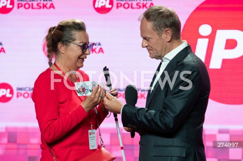  22.10.2022 WARSZAWA<br />
KONWENCJA PARTII INICJATYWA POLSKA<br />
OPIEKUNCZA POLSKA<br />
N/Z DOROTA HALABURDA DONALD TUSK<br />
FOT. MARCIN BANASZKIEWICZ/FOTONEWS 