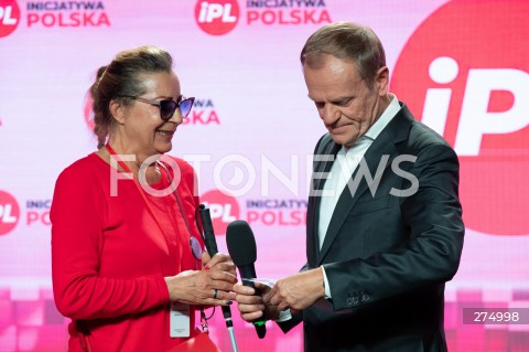  22.10.2022 WARSZAWA<br />
KONWENCJA PARTII INICJATYWA POLSKA<br />
OPIEKUNCZA POLSKA<br />
N/Z DOROTA HALABURDA DONALD TUSK<br />
FOT. MARCIN BANASZKIEWICZ/FOTONEWS 