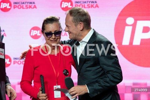  22.10.2022 WARSZAWA<br />
KONWENCJA PARTII INICJATYWA POLSKA<br />
OPIEKUNCZA POLSKA<br />
N/Z DOROTA HALABURDA DONALD TUSK<br />
FOT. MARCIN BANASZKIEWICZ/FOTONEWS 