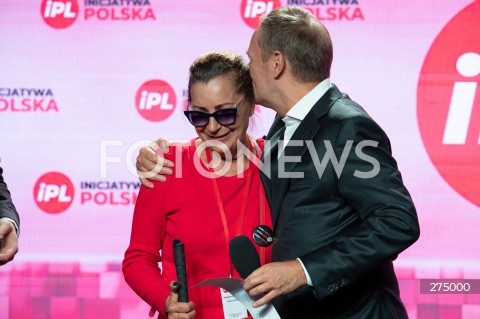  22.10.2022 WARSZAWA<br />
KONWENCJA PARTII INICJATYWA POLSKA<br />
OPIEKUNCZA POLSKA<br />
N/Z DOROTA HALABURDA DONALD TUSK<br />
FOT. MARCIN BANASZKIEWICZ/FOTONEWS 