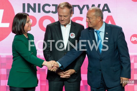  22.10.2022 WARSZAWA<br />
KONWENCJA PARTII INICJATYWA POLSKA<br />
OPIEKUNCZA POLSKA<br />
N/Z URSZULA ZIELINSKA DONALD TUSK RIAD HAIDAR<br />
FOT. MARCIN BANASZKIEWICZ/FOTONEWS 