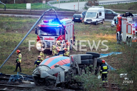  26.10.2022 GDANSK<br />
BETONIARKA SPADLA Z WIADUKTU W GDANSKU<br />
Z WIADUKTU NA ULICY SUCHARSKIEGO W KIERUNKU ULICY ELBLASKIEJ Z WIADUTU SPADLA BETONIARKA. KIEROWCA ZGINAL NA MIEJSCU. KIEROWCA NIE ZYJE <br />
N/Z WYPADEK <br />
 