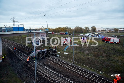  26.10.2022 GDANSK<br />
BETONIARKA SPADLA Z WIADUKTU W GDANSKU<br />
Z WIADUKTU NA ULICY SUCHARSKIEGO W KIERUNKU ULICY ELBLASKIEJ Z WIADUTU SPADLA BETONIARKA. KIEROWCA ZGINAL NA MIEJSCU. KIEROWCA NIE ZYJE <br />
N/Z WYPADEK <br />
 