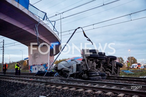  26.10.2022 GDANSK<br />
BETONIARKA SPADLA Z WIADUKTU W GDANSKU<br />
Z WIADUKTU NA ULICY SUCHARSKIEGO W KIERUNKU ULICY ELBLASKIEJ Z WIADUTU SPADLA BETONIARKA. KIEROWCA ZGINAL NA MIEJSCU. KIEROWCA NIE ZYJE <br />
N/Z WYPADEK <br />
 