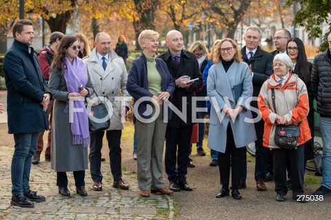  27.10.2022 WARSZAWA<br />
UROCZYSTOSC SADZENIA 3 TYS. CEBULEK TULIPANOW IRENA SENDLER<br />
N/Z RAFAL TRZASKOWSKI JANINA ZGRZEMBSKA DAPHNE BERGSMA<br />
FOT. MARCIN BANASZKIEWICZ/FOTONEWS  