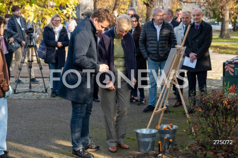  27.10.2022 WARSZAWA<br />
UROCZYSTOSC SADZENIA 3 TYS. CEBULEK TULIPANOW IRENA SENDLER<br />
N/Z RAFAL TRZASKOWSKI DAPHNE BERGSMA<br />
FOT. MARCIN BANASZKIEWICZ/FOTONEWS  