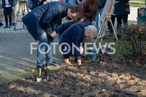  27.10.2022 WARSZAWA<br />
UROCZYSTOSC SADZENIA 3 TYS. CEBULEK TULIPANOW IRENA SENDLER<br />
N/Z RAFAL TRZASKOWSKI DAPHNE BERGSMA<br />
FOT. MARCIN BANASZKIEWICZ/FOTONEWS  