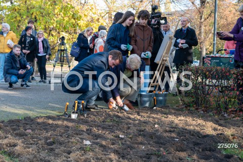  27.10.2022 WARSZAWA<br />
UROCZYSTOSC SADZENIA 3 TYS. CEBULEK TULIPANOW IRENA SENDLER<br />
N/Z RAFAL TRZASKOWSKI DAPHNE BERGSMA<br />
FOT. MARCIN BANASZKIEWICZ/FOTONEWS  