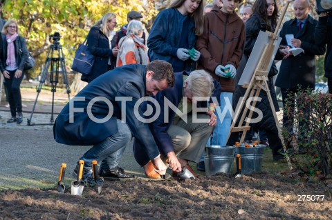  27.10.2022 WARSZAWA<br />
UROCZYSTOSC SADZENIA 3 TYS. CEBULEK TULIPANOW IRENA SENDLER<br />
N/Z RAFAL TRZASKOWSKI DAPHNE BERGSMA<br />
FOT. MARCIN BANASZKIEWICZ/FOTONEWS  