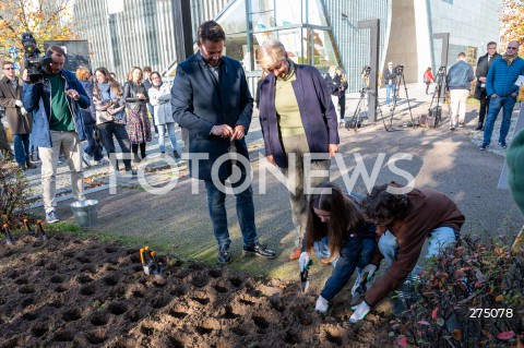  27.10.2022 WARSZAWA<br />
UROCZYSTOSC SADZENIA 3 TYS. CEBULEK TULIPANOW IRENA SENDLER<br />
N/Z RAFAL TRZASKOWSKI DAPHNE BERGSMA<br />
FOT. MARCIN BANASZKIEWICZ/FOTONEWS  