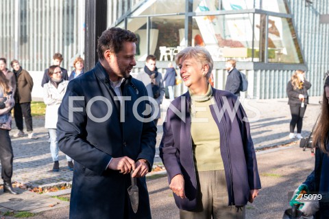  27.10.2022 WARSZAWA<br />
UROCZYSTOSC SADZENIA 3 TYS. CEBULEK TULIPANOW IRENA SENDLER<br />
N/Z RAFAL TRZASKOWSKI DAPHNE BERGSMA<br />
FOT. MARCIN BANASZKIEWICZ/FOTONEWS  