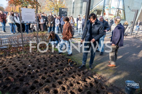  27.10.2022 WARSZAWA<br />
UROCZYSTOSC SADZENIA 3 TYS. CEBULEK TULIPANOW IRENA SENDLER<br />
N/Z RAFAL TRZASKOWSKI<br />
FOT. MARCIN BANASZKIEWICZ/FOTONEWS  