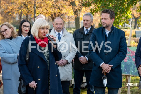  27.10.2022 WARSZAWA<br />
UROCZYSTOSC SADZENIA 3 TYS. CEBULEK TULIPANOW IRENA SENDLER<br />
N/Z ELZBIETA FICOWSKA RAFAL TRZASKOWSKI<br />
FOT. MARCIN BANASZKIEWICZ/FOTONEWS  