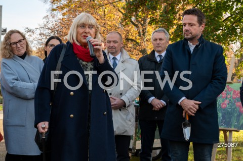  27.10.2022 WARSZAWA<br />
UROCZYSTOSC SADZENIA 3 TYS. CEBULEK TULIPANOW IRENA SENDLER<br />
N/Z ELZBIETA FICOWSKA RAFAL TRZASKOWSKI<br />
FOT. MARCIN BANASZKIEWICZ/FOTONEWS  