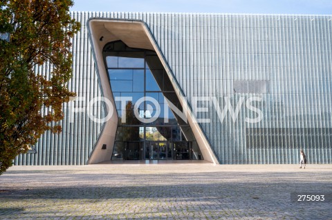  27.10.2022 WARSZAWA<br />
UROCZYSTOSC SADZENIA 3 TYS. CEBULEK TULIPANOW IRENA SENDLER<br />
N/Z MUZEUM POLIN GMACH BUDYNEK<br />
FOT. MARCIN BANASZKIEWICZ/FOTONEWS  