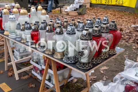  01.11.2022 WARSZAWA<br />
DZIEN WSZYSTKICH SWIETYCH<br />
CMENTARZ POWAZKOWSKI<br />
N/Z ZNICZE HANDEL PRZY CMENTARZU<br />
FOT. MARCIN BANASZKIEWICZ/FOTONEWS  