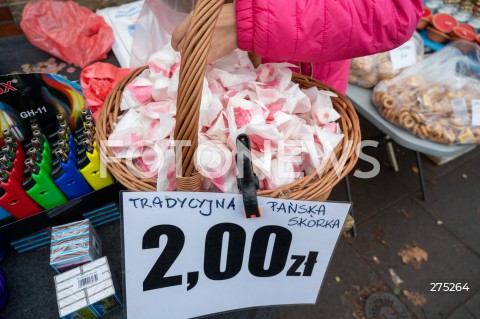  01.11.2022 WARSZAWA<br />
DZIEN WSZYSTKICH SWIETYCH<br />
CMENTARZ POWAZKOWSKI<br />
N/Z PANSKA SKORKA CUKIEREK<br />
FOT. MARCIN BANASZKIEWICZ/FOTONEWS  