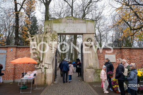  01.11.2022 WARSZAWA<br />
DZIEN WSZYSTKICH SWIETYCH<br />
CMENTARZ POWAZKOWSKI<br />
N/Z BRAMA WEJSCIOWA CMENTARZA POWAZKOWSKIEGO<br />
FOT. MARCIN BANASZKIEWICZ/FOTONEWS  